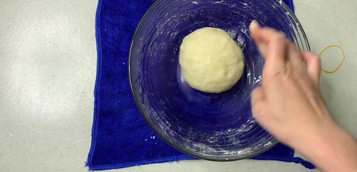 Bọc tô bột bằng màng bọc thực phẩm, để nghỉ ít nhất 30 phút.