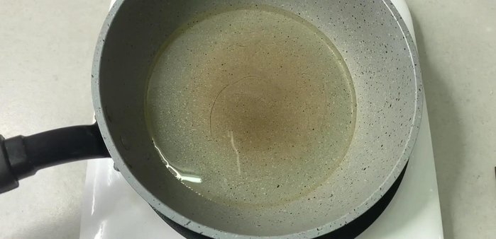 Cho bánh vào chảo, rán ở lửa nhỏ, lật bánh thường xuyên để bánh chín vàng đều.