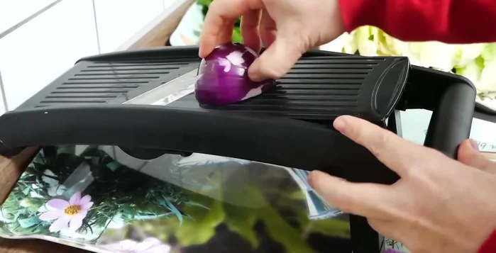 Bào mỏng hành tây, ngâm vào giấm.