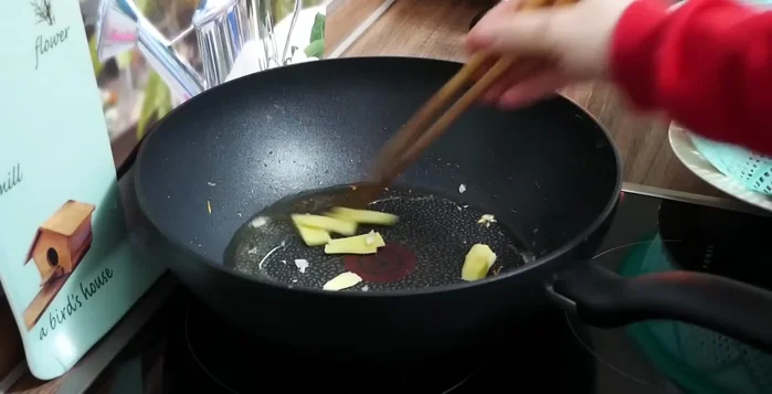 Cho thịt ba rọi vào chảo, thêm 1 muỗng canh dầu, gừng, xào chín tới.