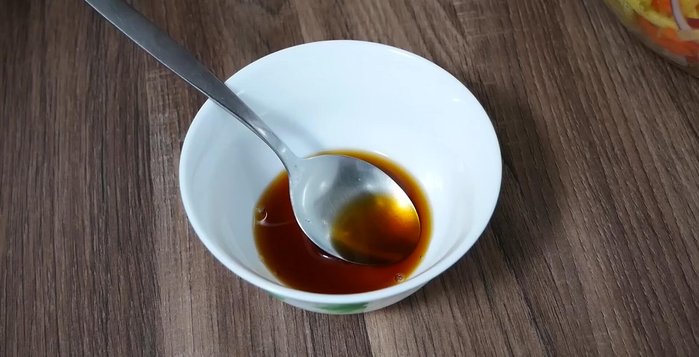 Pha nước trộn gỏi: nước mắm, đường (lượng bằng nhau), sữa chua (1/2 lượng nước mắm/đường), thêm chút chanh, ớt.