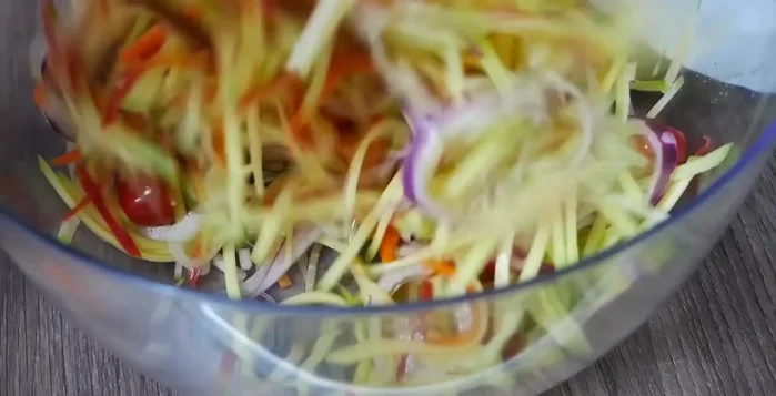 Trộn đều gỏi với nước trộn. Để khoảng thời gian cho ngấm.