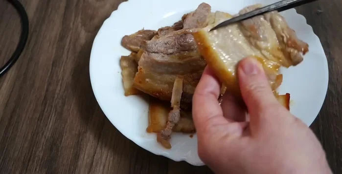 Cắt thịt đã nấu chín thành sợi.