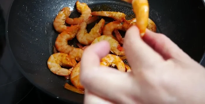 Trộn đều các nguyên liệu: hành tây, cà rốt, xoài, thịt, tôm, cà chua, đậu phộng, hạt điều...
