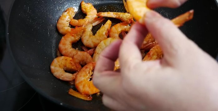Lột vỏ tôm, bỏ đầu, đuôi.