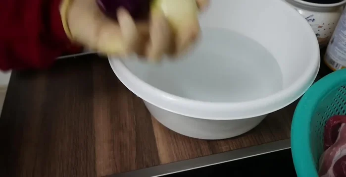 Rửa sạch hành tím, hành tây (có thể dùng hành tím và hành tây hoặc thay thế bằng củ cải trắng, củ su hào).