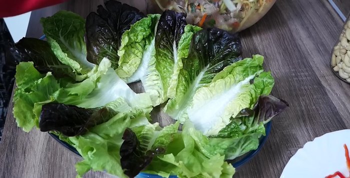 Trang trí với rau xà lách, rau thơm, hành phi, tỏi phi.