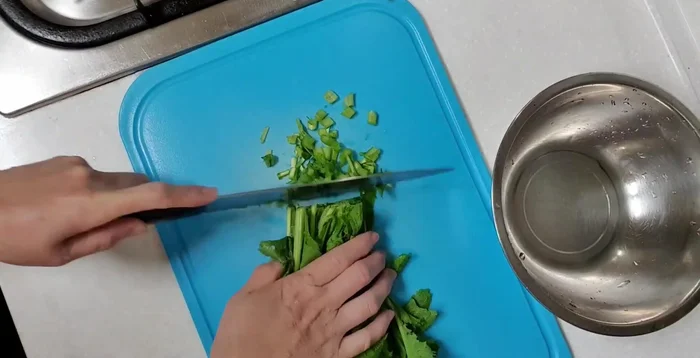 Sơ chế rau cải: Thái nhỏ rau cải đắng.