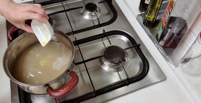 Nấu canh: Cho nước dùng xương cá vào nồi, thêm phần gừng thái mỏng, phần muối còn lại, nửa lượng thịt cá vào đun sôi. Vớt bọt.