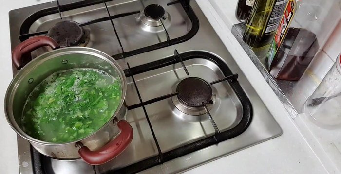 Thêm rau cải: Cho rau cải vào, đun sôi trở lại, vớt bọt. Không khuấy mạnh tay.