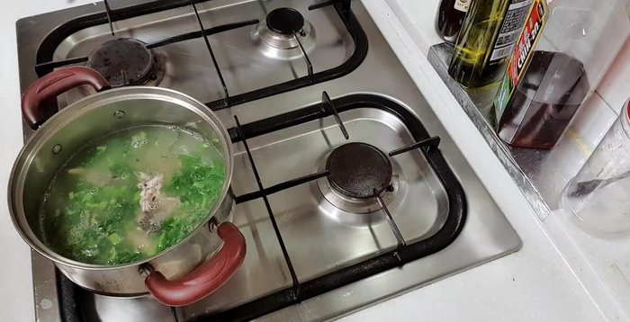 Thêm gia vị: Cho nốt phần thịt cá còn lại, mì chính, tiêu vào. Đun sôi trở lại cho rau cải và cá nóng đều.