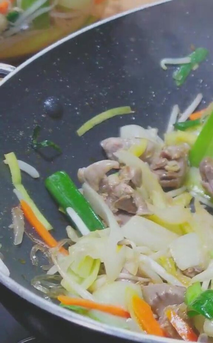 Trình bày: Cho miến xào lòng gà ra tô, trang trí tùy thích.