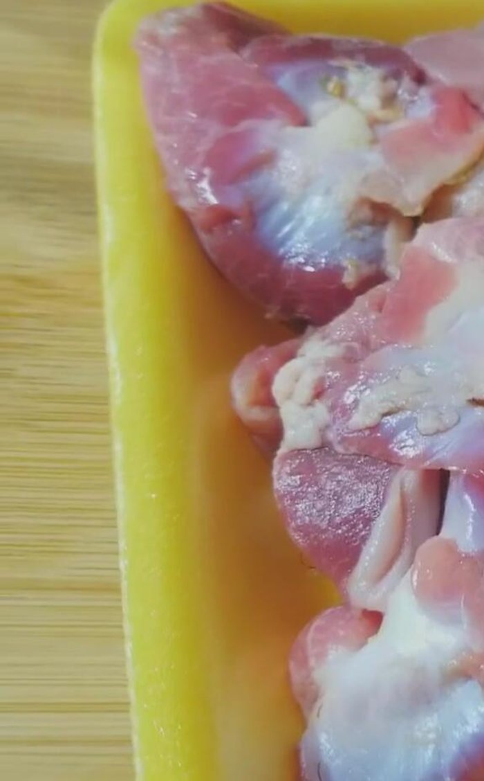 Sơ chế lòng gà: Ngâm lòng gà với hỗn hợp giấm và muối (khoảng nửa bát giấm và 2 thìa canh muối) trong 30 phút hoặc lâu hơn để khử mùi tanh. Có thể thay thế bằng sữa tươi.