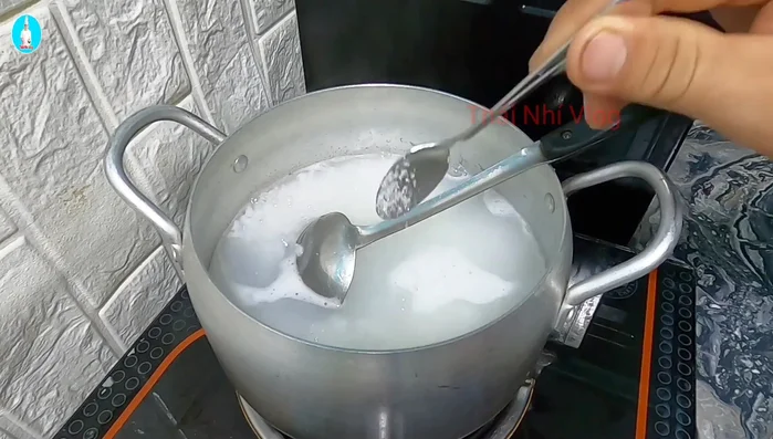 Nêm vào nồi cháo đang sôi: Muối, bột ngọt (1 muỗng cà phê nhỏ), tiêu (½ muỗng cà phê), bột nêm (1 muỗng), nước mắm (1 muỗng cà phê hơi lớn). Khuấy đều cho gia vị tan.
