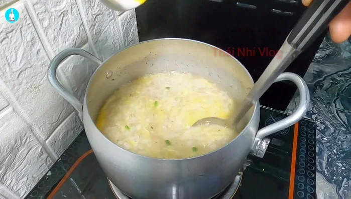 Cho trứng gà vào, dùng vá khuấy đều đến khi trứng chín.