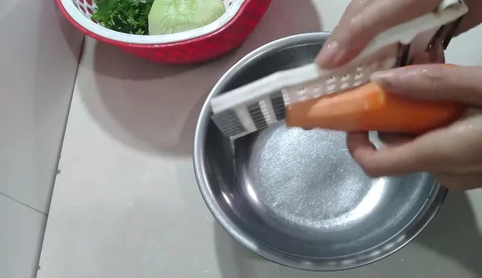 Rửa sạch, bào sợi su hào và cà rốt (141.9).