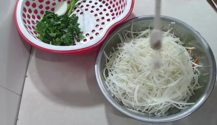 Ướp su hào và cà rốt với ít muối và bột canh, để khoảng 30 phút (222.39).