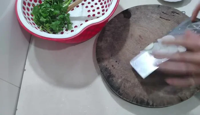 Thái nhỏ hành tây và rau mùi (240.15).