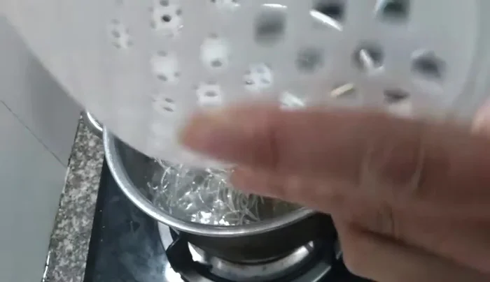 Trụng sơ hành lá qua nước sôi rồi xả nước lạnh (279.28).
