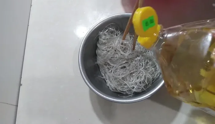 Cho dầu ăn vào chảo, xào thịt bò cho săn (320.639).