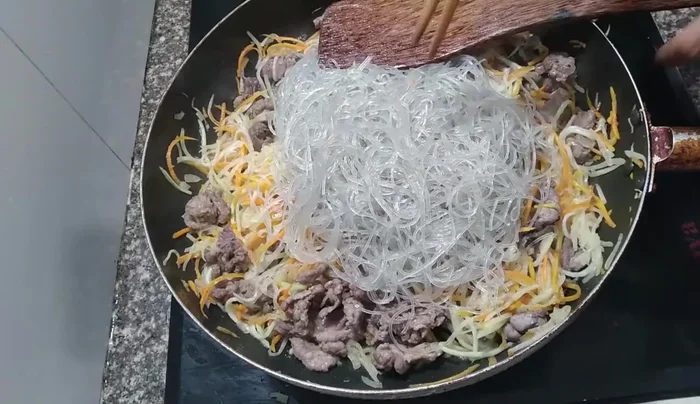 Thêm miến vào, đảo đều tay (462.84).