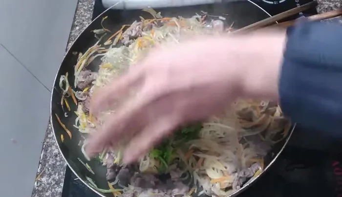 Cho hành lá, rau mùi, nêm nếm gia vị (nước mắm, hạt tiêu) (497.07).