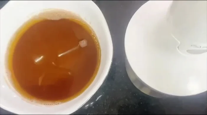 Xay nhuyễn tỏi, sả, ớt.