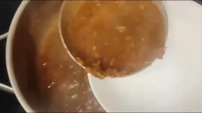Múc một ít mắm ruốc ra chén riêng để làm nước chấm.