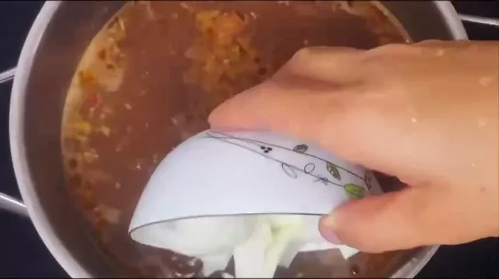 Thêm hành tây cắt nhỏ vào nồi lẩu.