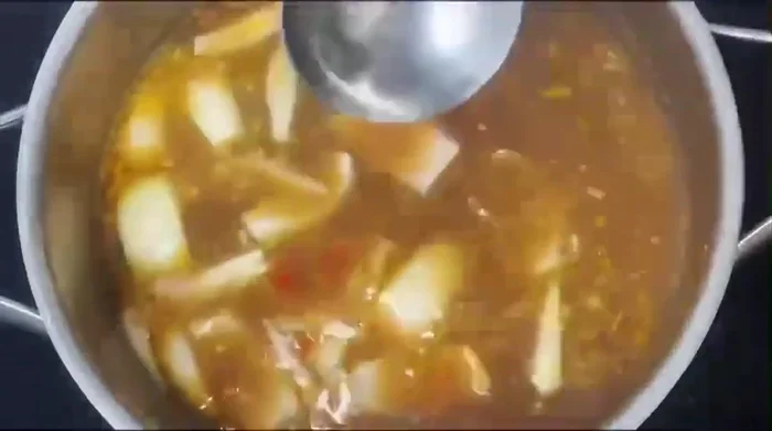 Dọn ra và thưởng thức lẩu bò mắm ruốc cùng các loại rau.