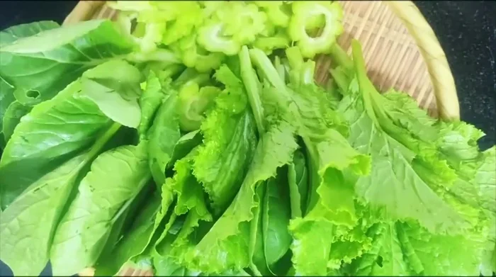 Chuẩn bị rau ăn kèm: cải ngọt, cải xanh, khổ qua, nấm kim châm. Có thể thay đổi tùy thích.