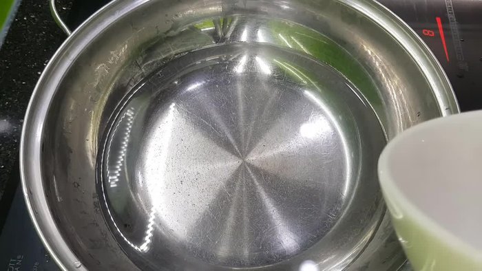 Đun nước nóng (không quá nóng) để trộn bột. Thêm một chút muối vào nước đang đun để làm bột mềm và dẻo. (5.549)