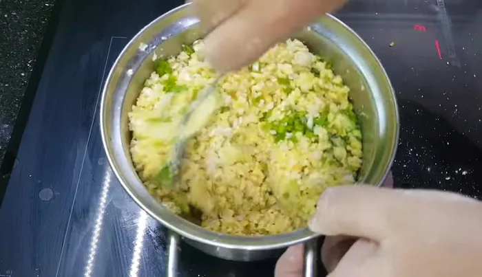 Trộn đều nhân bánh, để nguội. (322.76)