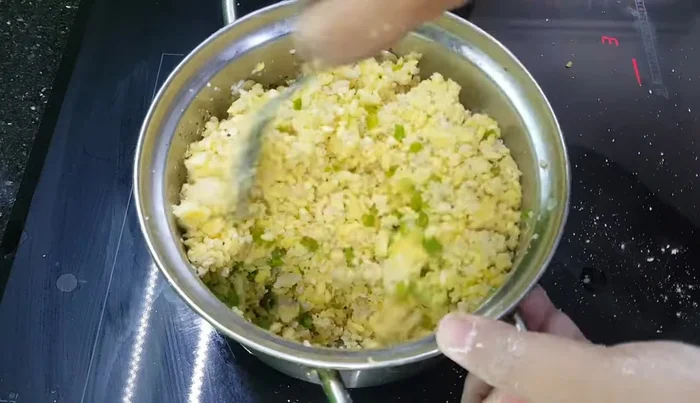 Viên nhân bánh thành những viên nhỏ vừa ăn. (325.91)