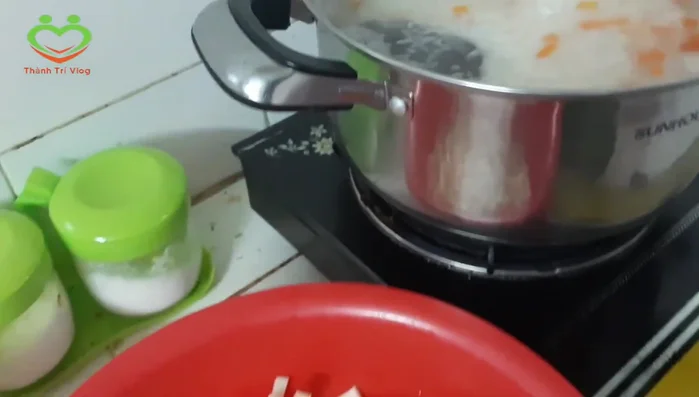 Nấu cháo: đun sôi nước, cho gà vào nấu cùng.