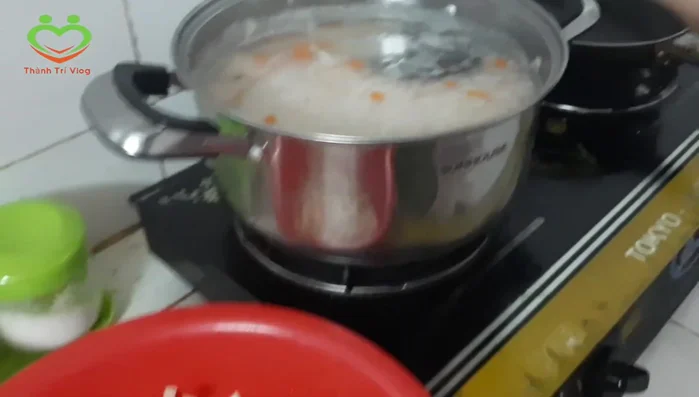 Sơ chế gà: làm sạch, sửa gà.