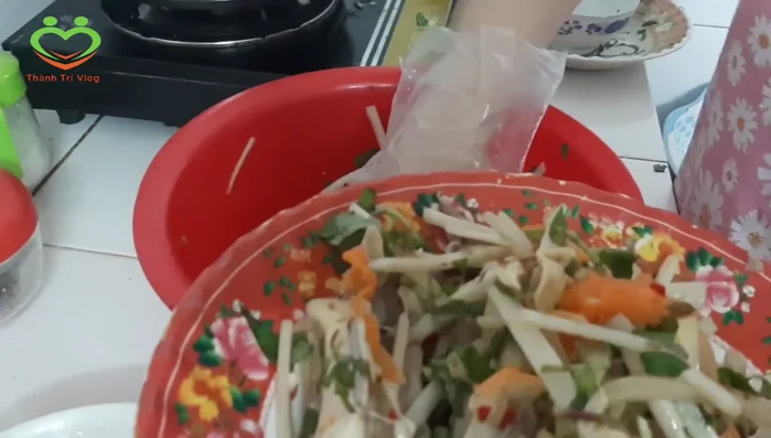 Dọn gỏi gà ra đĩa.