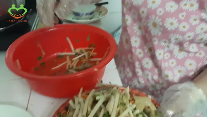 Dọn cháo gà ra dùng cùng với gỏi.