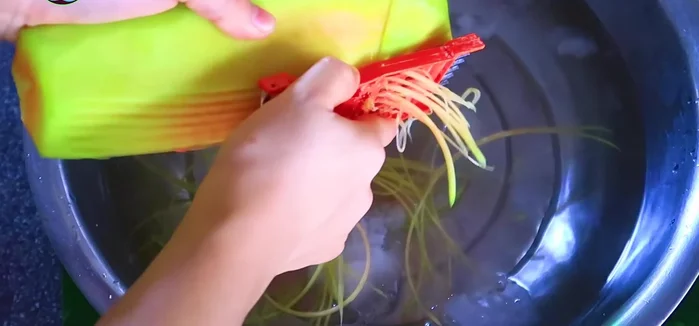 Bào đu đủ và ngâm tiếp trong nước đá.