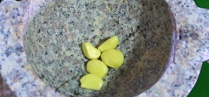 Làm nước sốt: Cho 5 tép tỏi, 1 trái ớt sừng, 3 muỗng canh đường vào cối giã nhuyễn. Thêm 2 muỗng canh nước mắm và 1 quả chanh (tùy chỉnh lượng chanh theo sở thích).