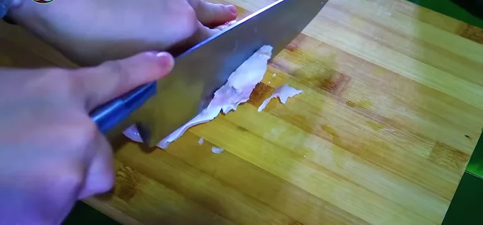 Xắt mỏng tai heo.