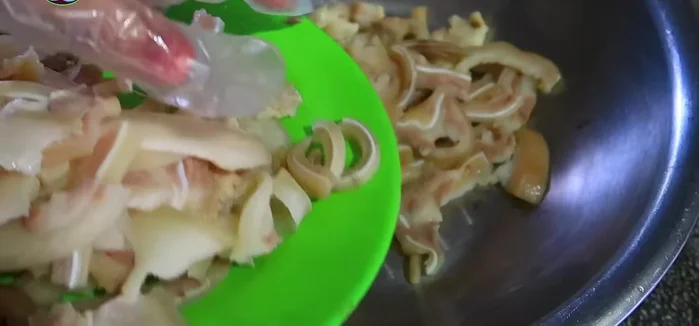 Trộn gỏi: Cho tai heo vào thau, thêm ½ phần nước sốt, trộn đều và để khoảng 5 phút. Sau đó, thêm đu đủ bào, ½ phần nước sốt còn lại, rau thơm, đậu phộng, hành phi (nếu dùng) và trộn đều.