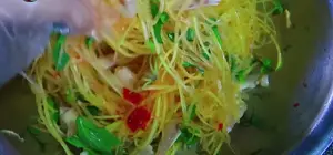 Gỏi đu đủ tai heo giòn ngon - công thức chi tiết