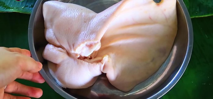 Chuẩn bị tai heo: Rửa sạch với hỗn hợp muối và giấm, luộc chín với ½ củ hành tây, 1 muỗng cà phê muối và 1 muỗng canh rượu trắng.
