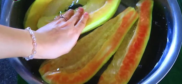 Ngâm đu đủ và tai heo vào nước đá sau khi luộc chín để giữ độ giòn.