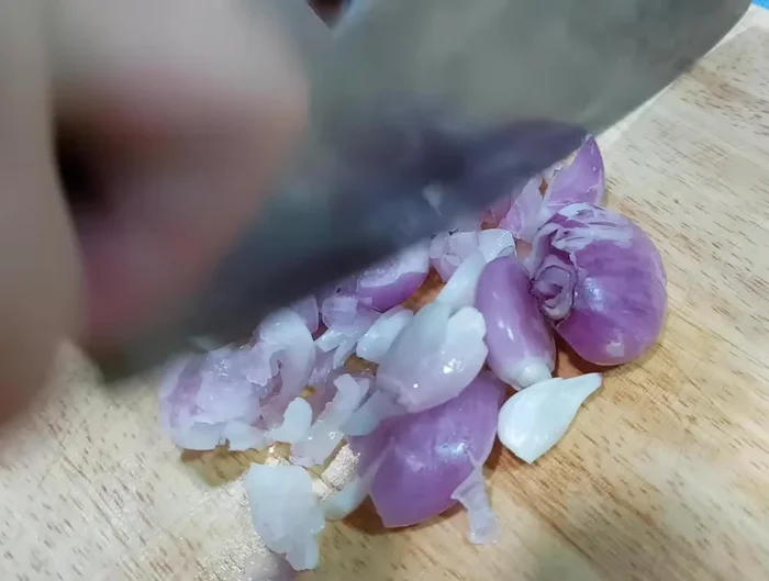 Sơ chế nguyên liệu khác: Băm nhỏ hành tím. Thái mỏng gừng. Cắt đu đủ, củ cải thành hình tam giác. Đập dập sả, cắt khúc khoảng 3-4cm.