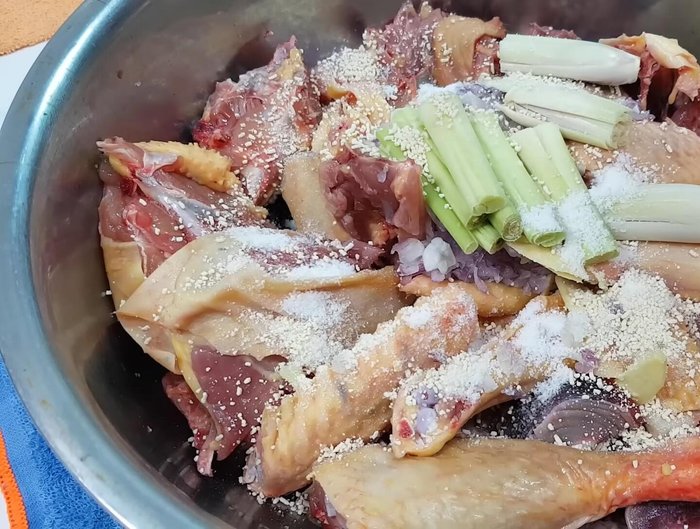 Ướp gà: Trộn đều gà với muối, hạt nêm, bột nêm, mắm, đường, bột ngọt, bột nghệ. Xoa bóp kỹ trong khoảng 2 phút để gia vị thấm đều. Ướp gà trong 30 phút.