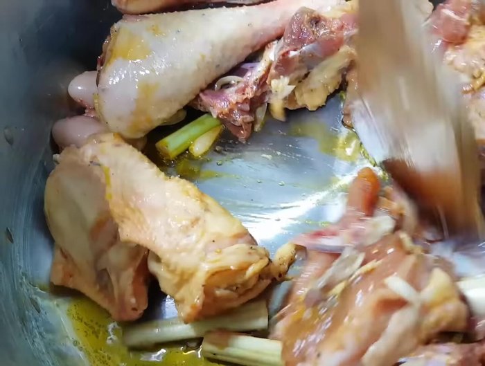 Xào gà: Cho gà đã ướp vào xào cho đến khi săn lại và tiết ra nước, khoảng 6-7 phút.