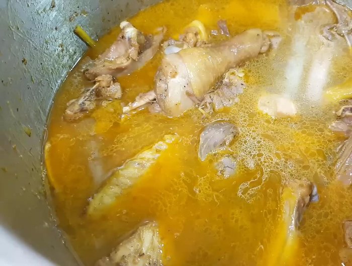 Đổ nước và hầm: Cho nước vào nồi, đun sôi. Vớt bọt. Cho sả, hành tây, đu đủ, củ cải vào nồi. Nấu khoảng 30-40 phút cho nguyên liệu chín mềm.