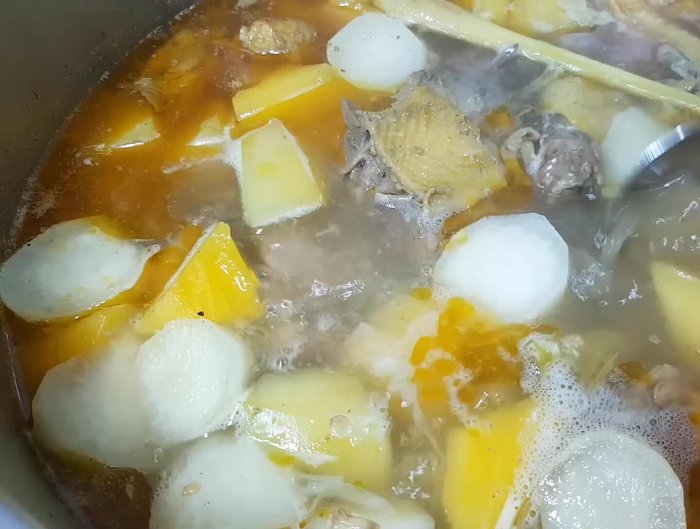 Nêm nếm: Nêm nếm lại gia vị: hạt nêm, muối, đường cho vừa ăn. Nấu thêm 5 phút.